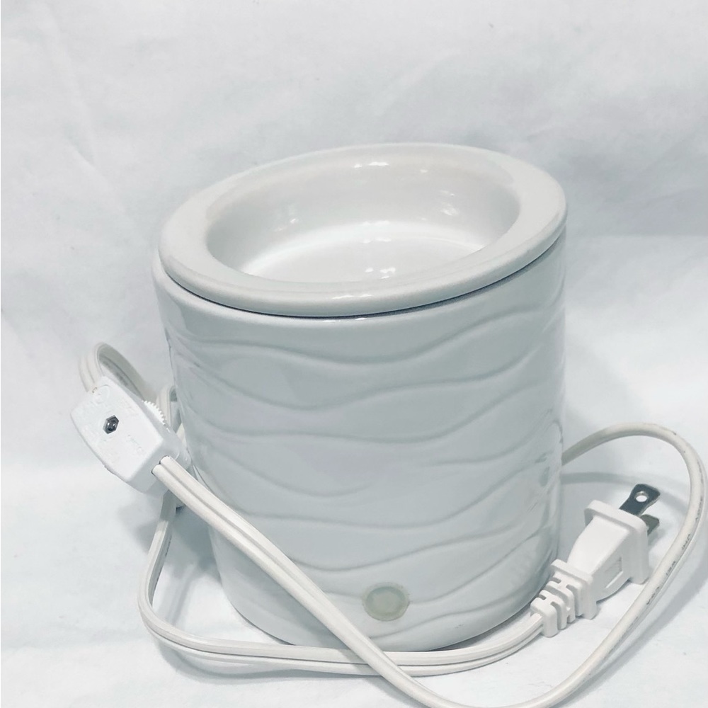 ZY electric round ceramic  oil and wax  warmer white. 5”W X 4” L